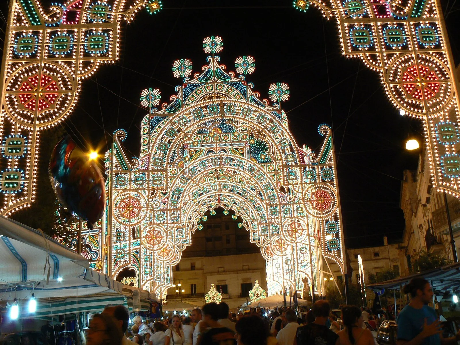 Luminarie accese durante una festa patronale salentina